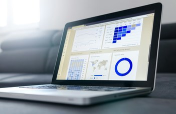 Survey Anatómia – Interaktív scrollytelling felület az ELTE-től